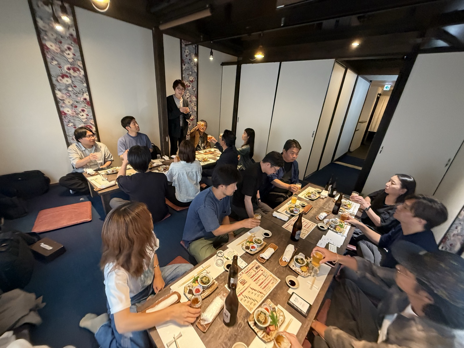 懇親会での乾杯・交流の様子